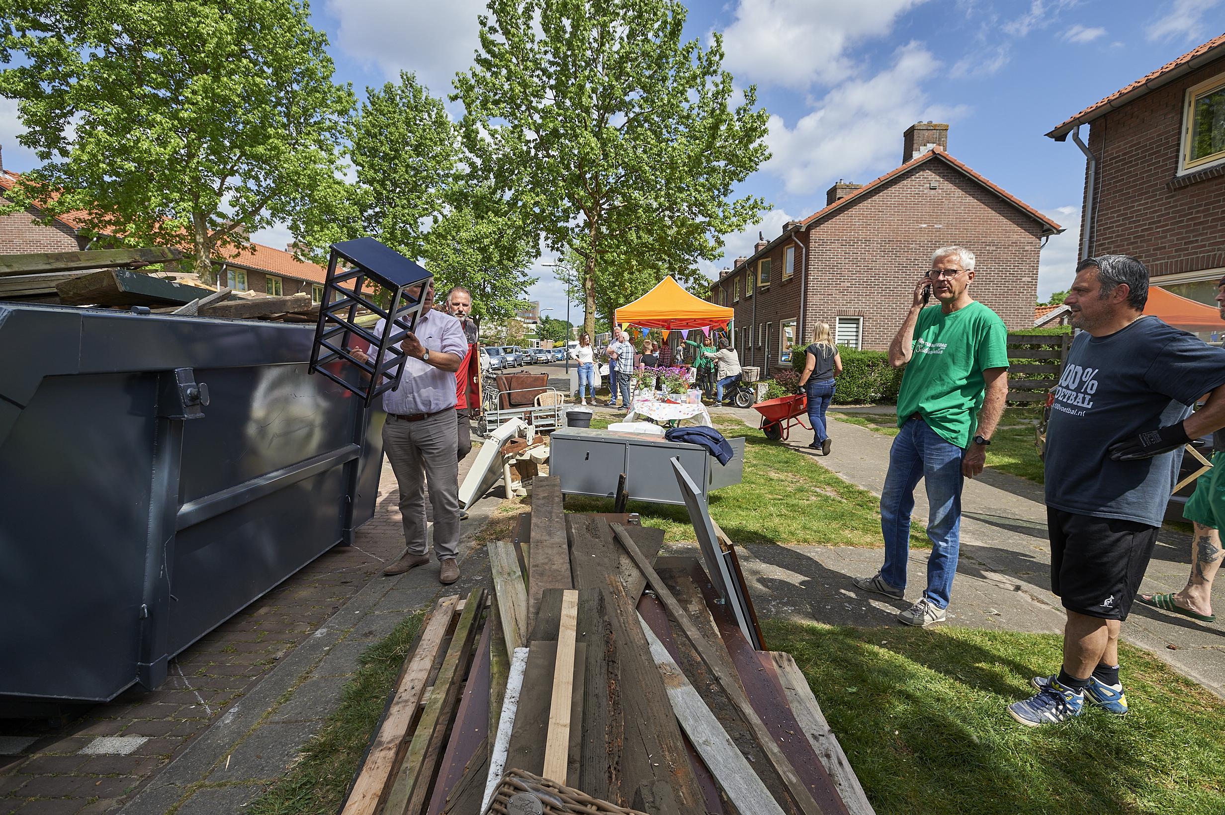 Bewoners aan de slag tijdens de tuinactiedag